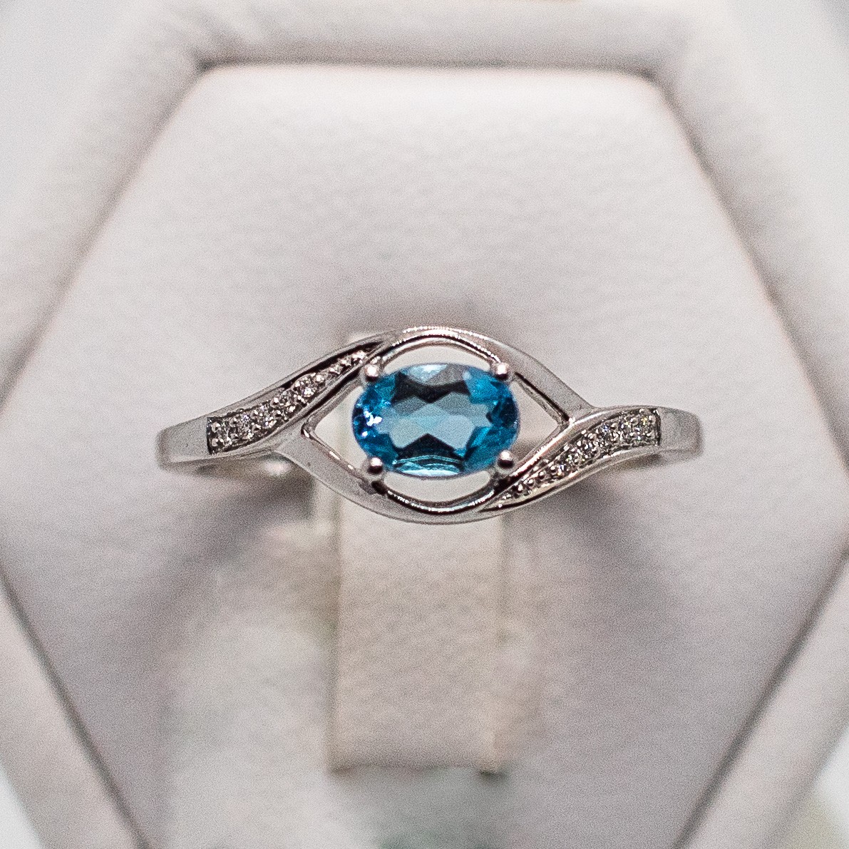 Bague or 750 topaze bleue et diamants